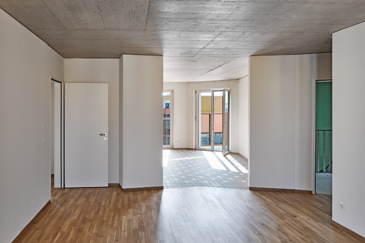 Alle Wohnungen sind zweiseitig ausgerichtet und hell (Bild: Seraina Wirz, Zürich)